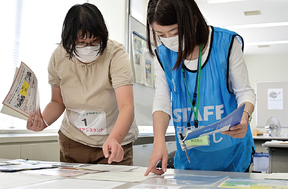 オフィスアシスタントの競技に参加する参加者の写真